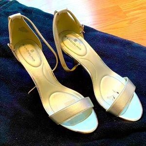 Beautiful LIKE NEW silver dress sandals!